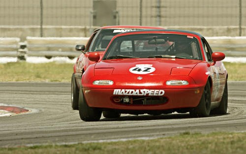 LS Swap Mazda Miata看起来像鼻子有角毒蛇V8穿透引擎盖