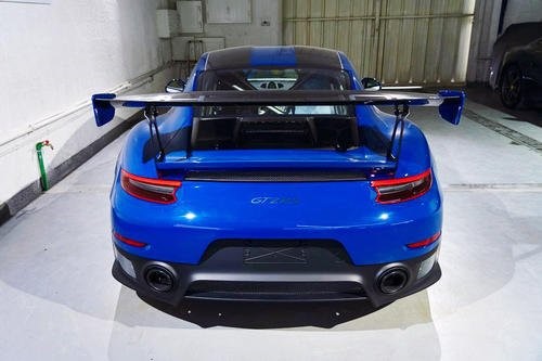 全蓝色保时捷911 GT2 RS有很多蓝色碳纤维