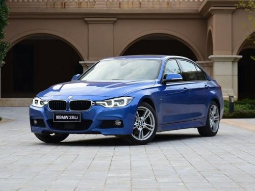 BMW 3系在崭新的照相馆中变成白色和蓝色