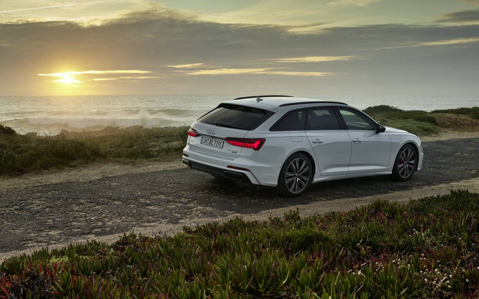 2020年Audi A6 Avant 55 TFSI e quattro将令人惊叹的旅行车变成插电式混合动力车