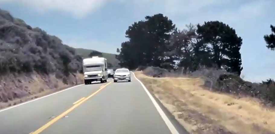 观看这辆特斯拉Y型车窄视角避免正面碰撞：可怕的TeslaCam