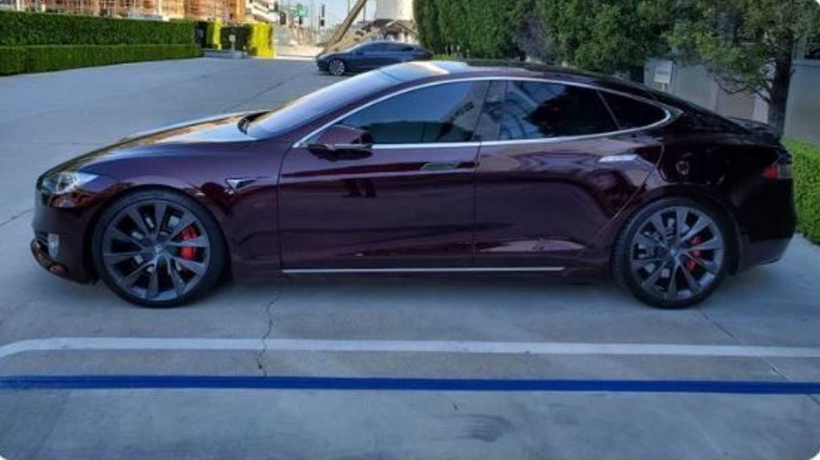 这是埃隆马斯克（Elon Musk）的个人特斯拉Model S涂成“深红色”吗？