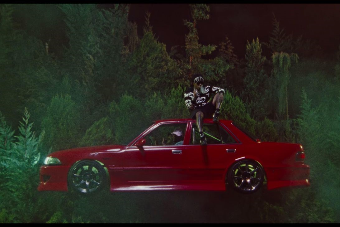 特拉维斯斯科特的新音乐视频有大量的汽车