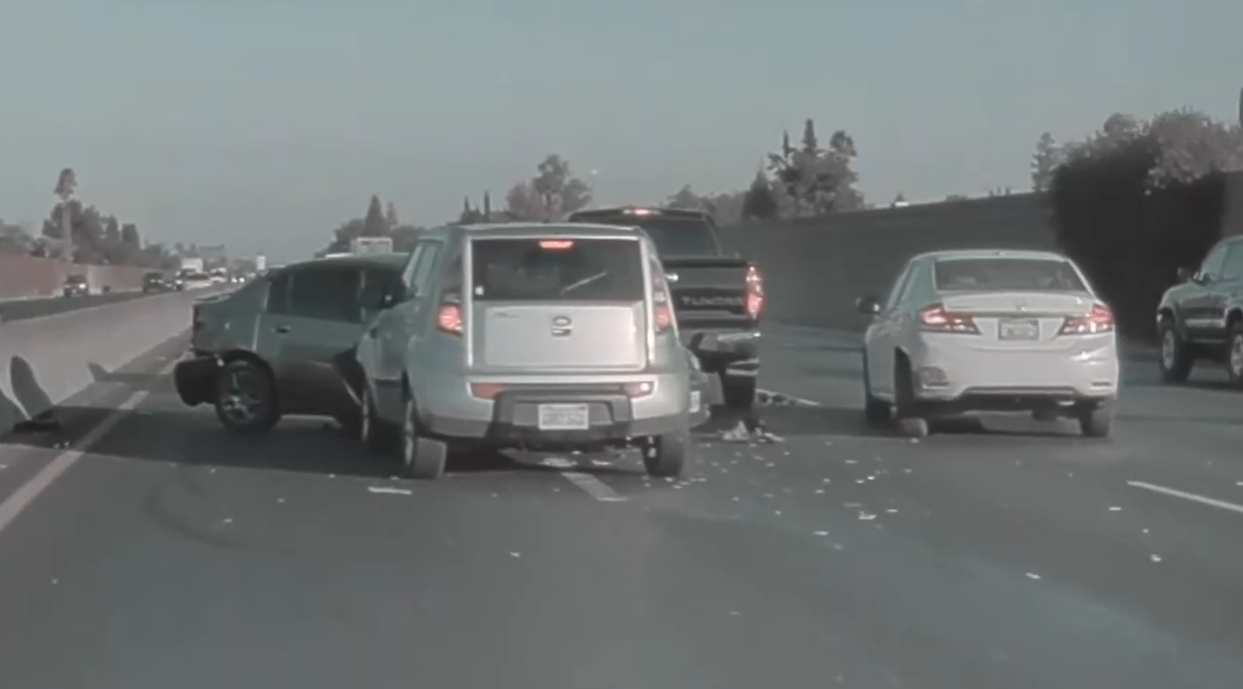 特斯拉Model S行车记录仪TeslaCam拍摄多车高速公路相撞事故