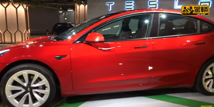 特斯拉Model 3更新：近距离观察更新的电动轿车