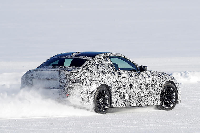 新款宝马M2赛车在雪地里横冲直撞