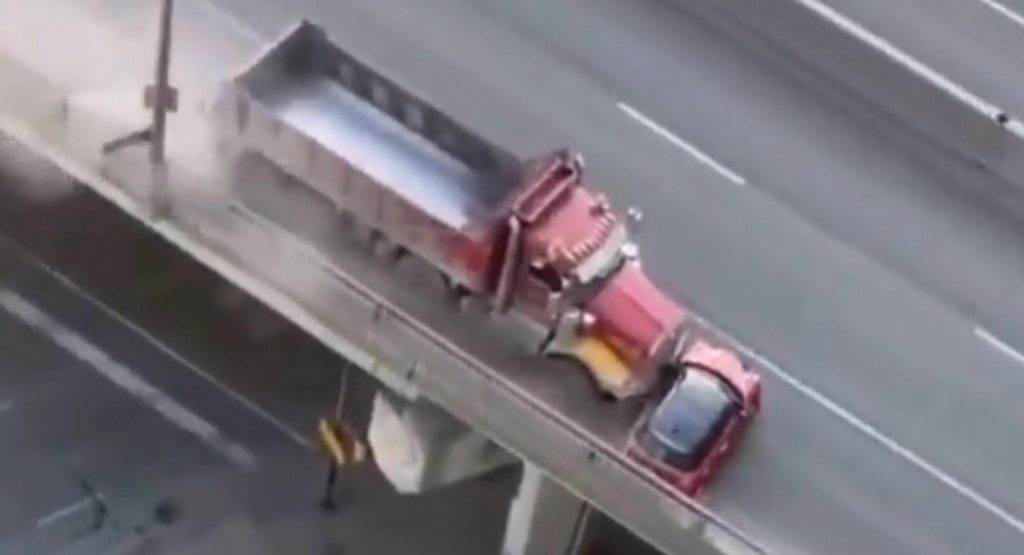 自卸卡车将T字形迷你半英里推向多伦多高速公路